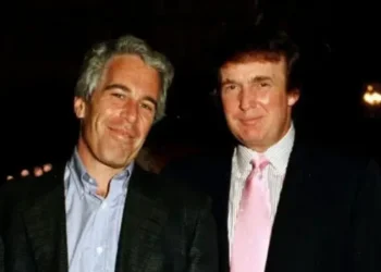 چرا رئیسجمهور ترامپ از پاسخ به سؤالات درباره ایمیلهای اپستین اجتناب میکند؟